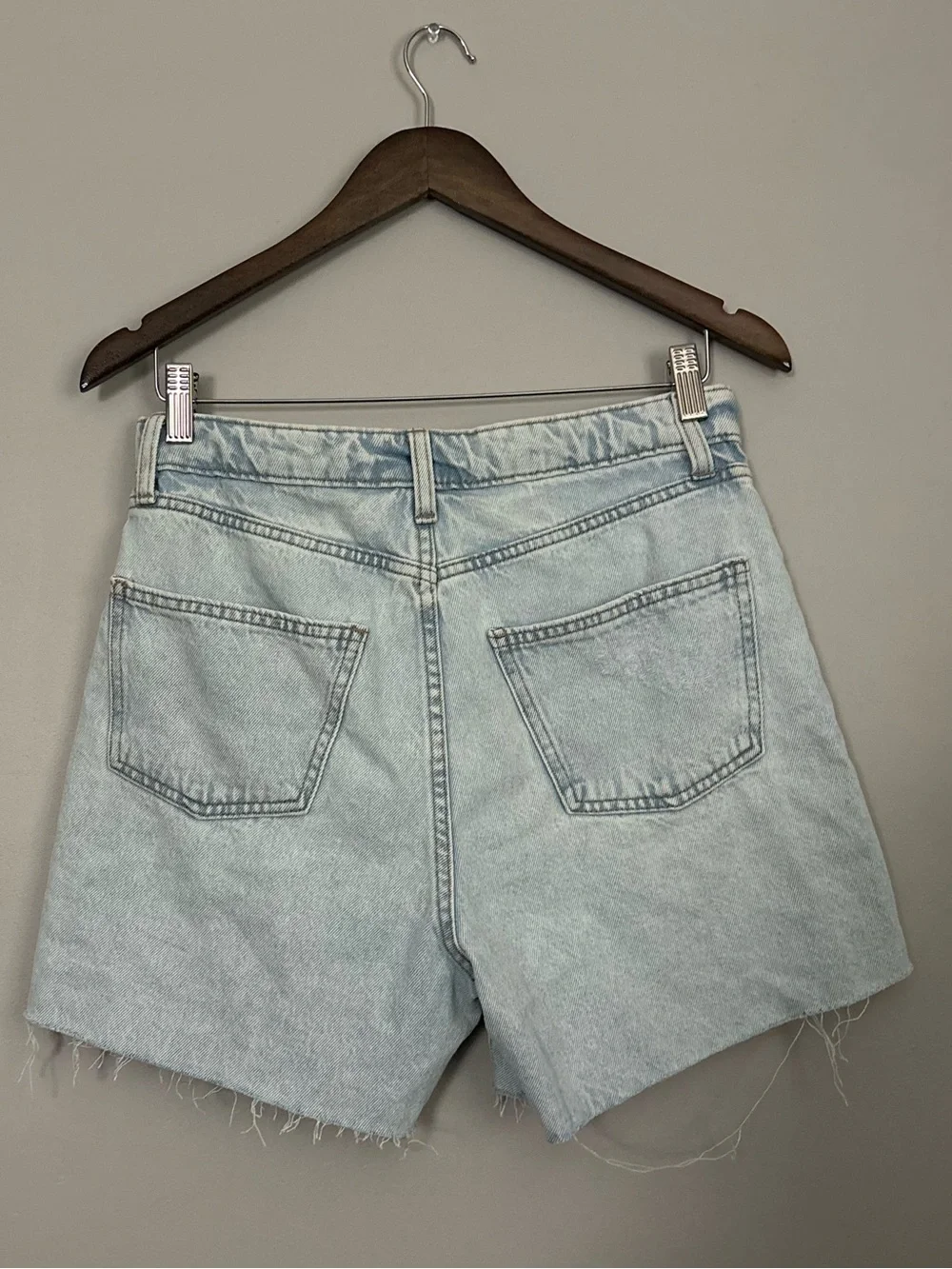 Wild Fable High Rise Mom Denim Shorts Distressed Light Wash Size 6 Raw Hem